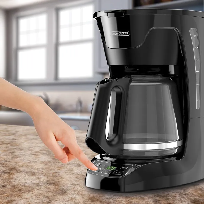 Cafetera Black+Decker de 12 Tazas con Sistema de Programación CM1110B-LA